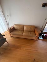Stilvolles Ledersofa in warmem Cognac-Ton mit charaktervolle