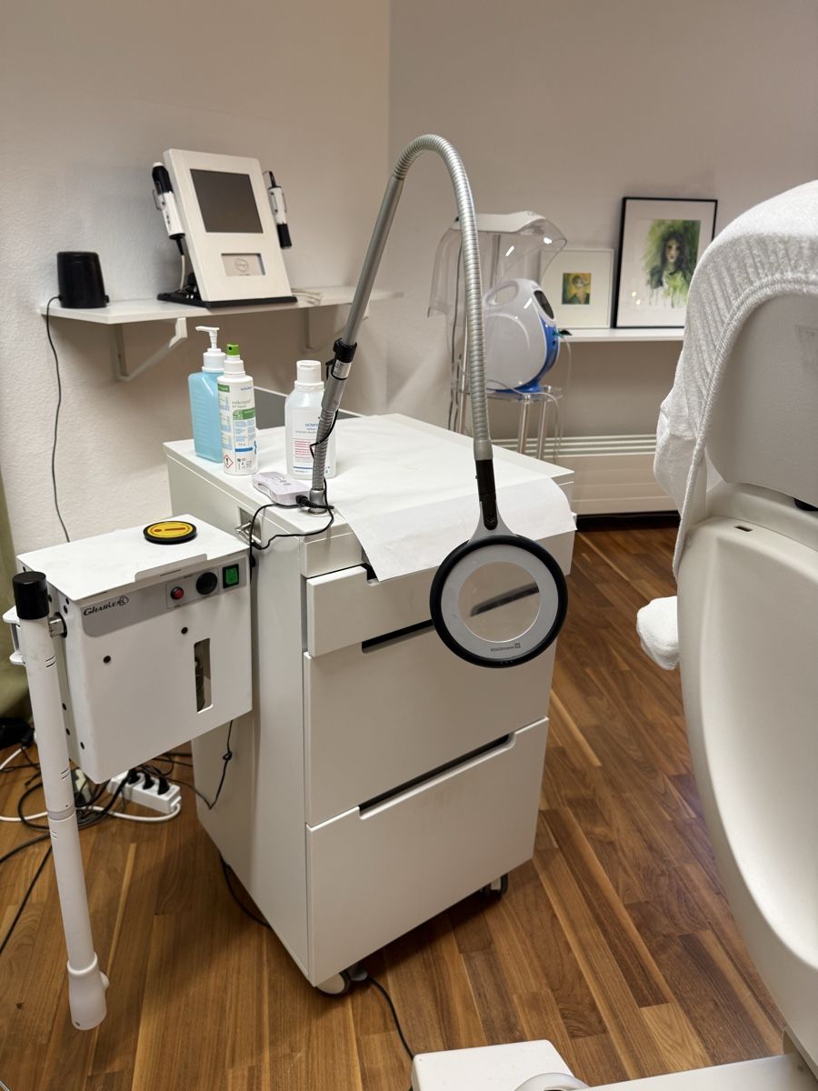 Lettini & sedie per cosmetici: Kosmetikliege und Kosmetik Boy – Usato da Adligenswil venduto da Criolla25 3