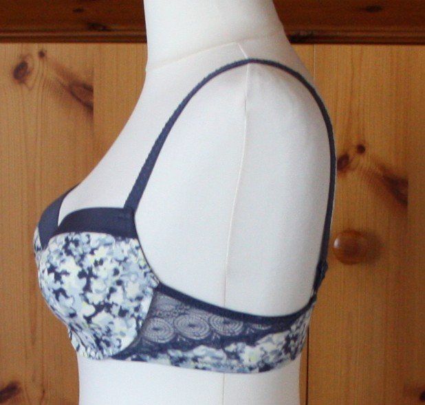 Altra biancheria intima: BH blau-vanille-eierschale Gr. L (55) – Usato da Flüelen venduto da Diversicum-Textil 2