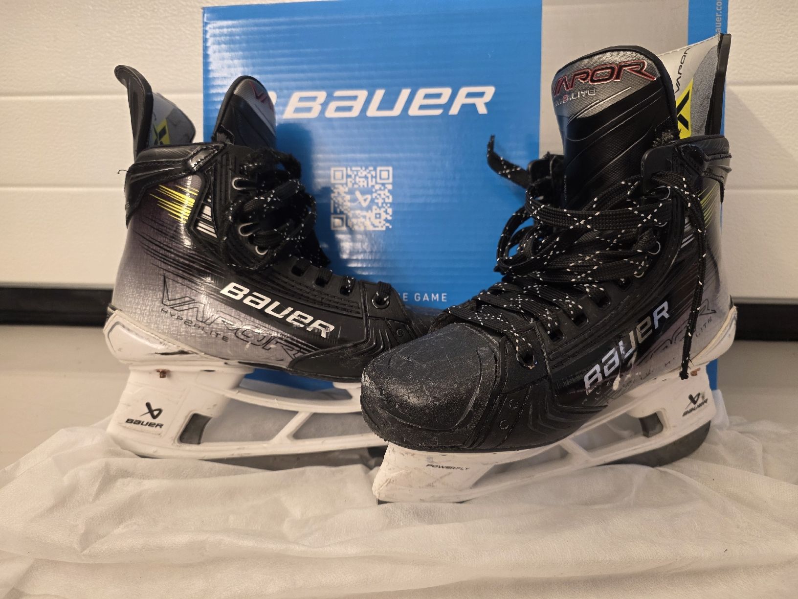 Bauer Schlittschuhe: Eishockeyschlittschuhe Bauer Vapor Hyperlite schwarz – Gebraucht aus Regensdorf von lar_2scz