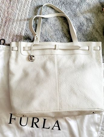 Sac en cuir Furla pour femme.