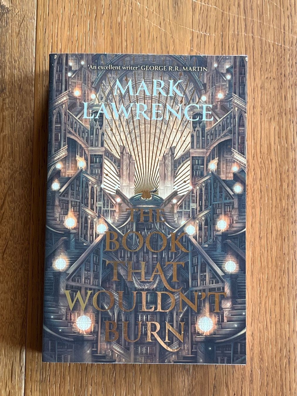 Libri: The book that wouldn't burn - Mark Lawrence – Nuovo (secondo la descrizione) da Richterswil venduto da tilodecooli