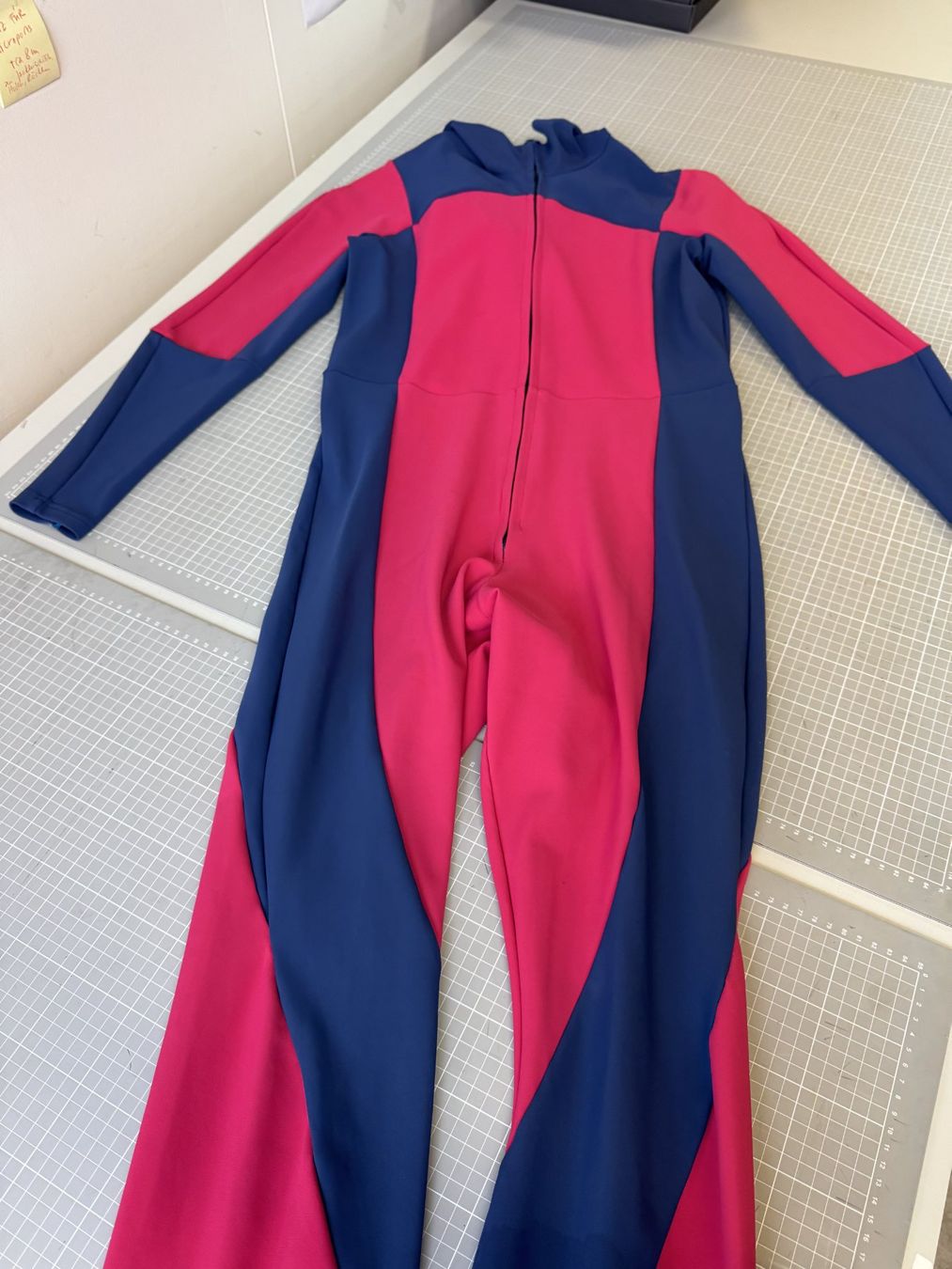 Jumpsuits: Pink-Blauer Neoprenanzug mit Kapuze – Gebraucht aus Thun von Thunerseespiele_FBM 5