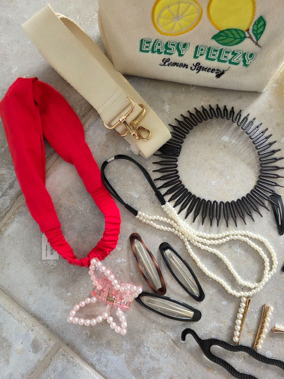 Accessori per capelli: Handtäschli mit div. Haarschmuck – Usato da Maur venduto da Edsch 2