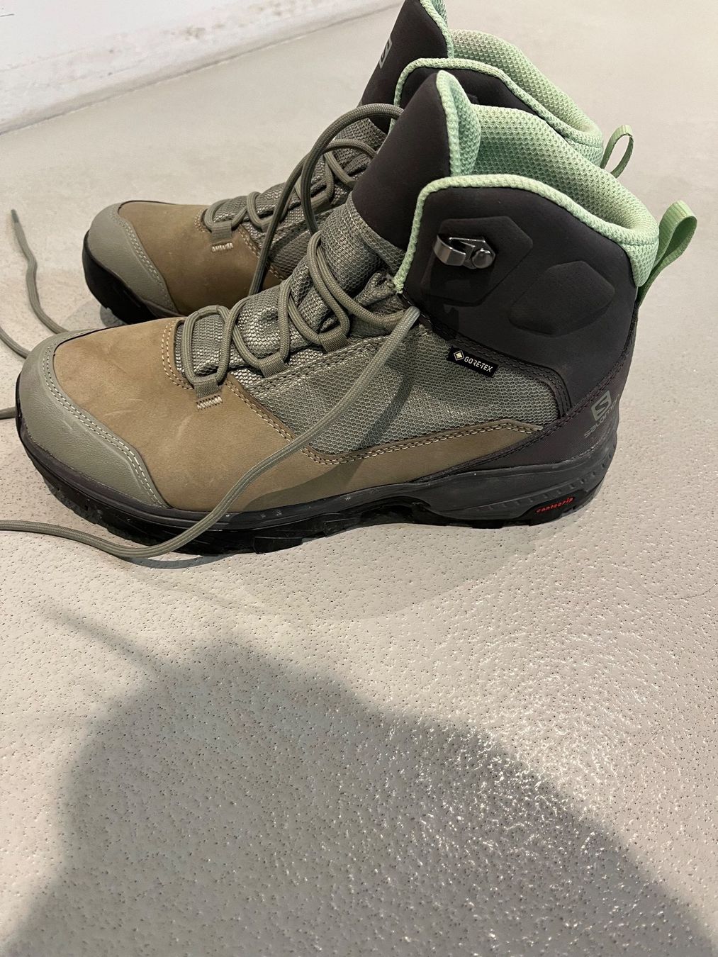 Salomon Scarpe da uomo: Neuwertige Wanderschuhe – Nuovo (secondo la descrizione) da Kilchberg ZH venduto da TanniTanni
