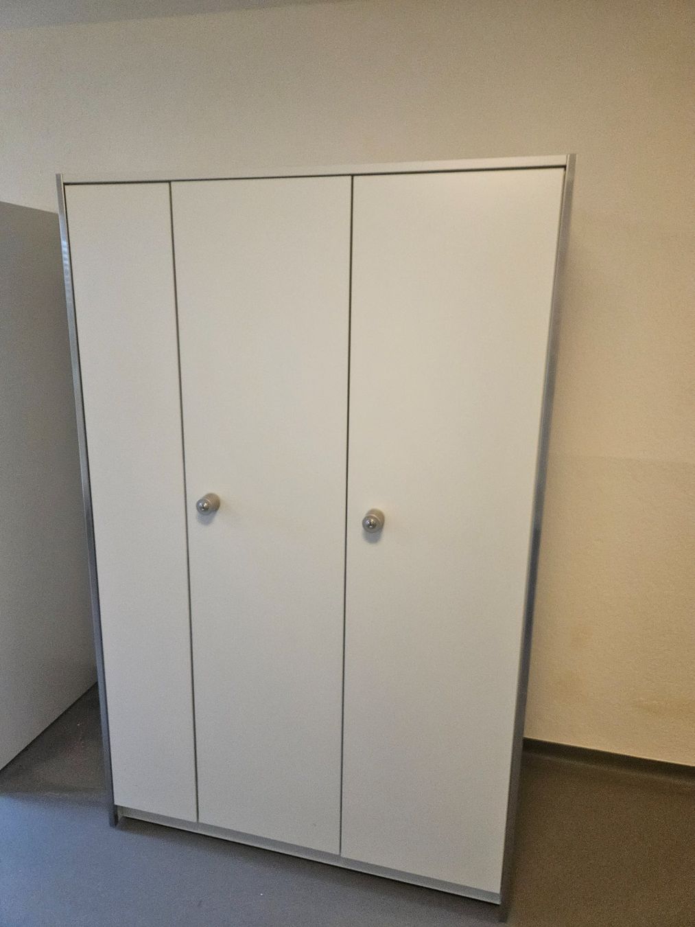 Armoires: Kleiderschrank in super Qualität – D'occasion à Rüti ZH par looren94