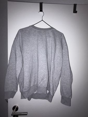 Grauer Pullover, Grösse S