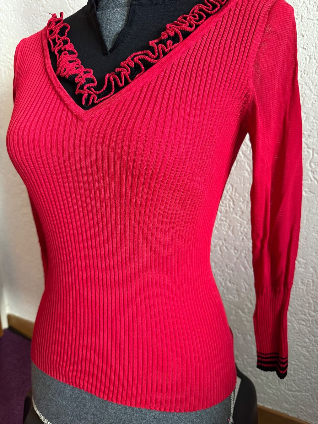 Maglioni & Felpe: Roter Pulli Pullover mit Rüschen Top Zustand Gr XS Frühling – Usato da Frenkendorf venduto da Style365 1