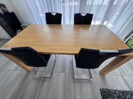 Tisch mit 4 Stühlen