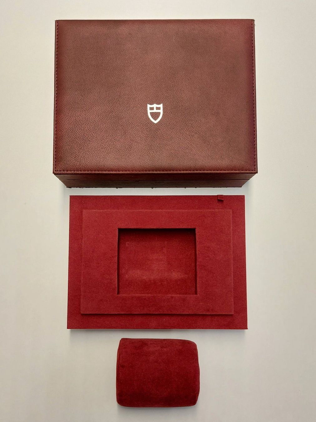 Tudor Scatole porta orologi: Tudor Box 95 00 04 bordeauxrot mit Manual 8.2002 E – Usato da St. Gallen venduto da shatcy 2
