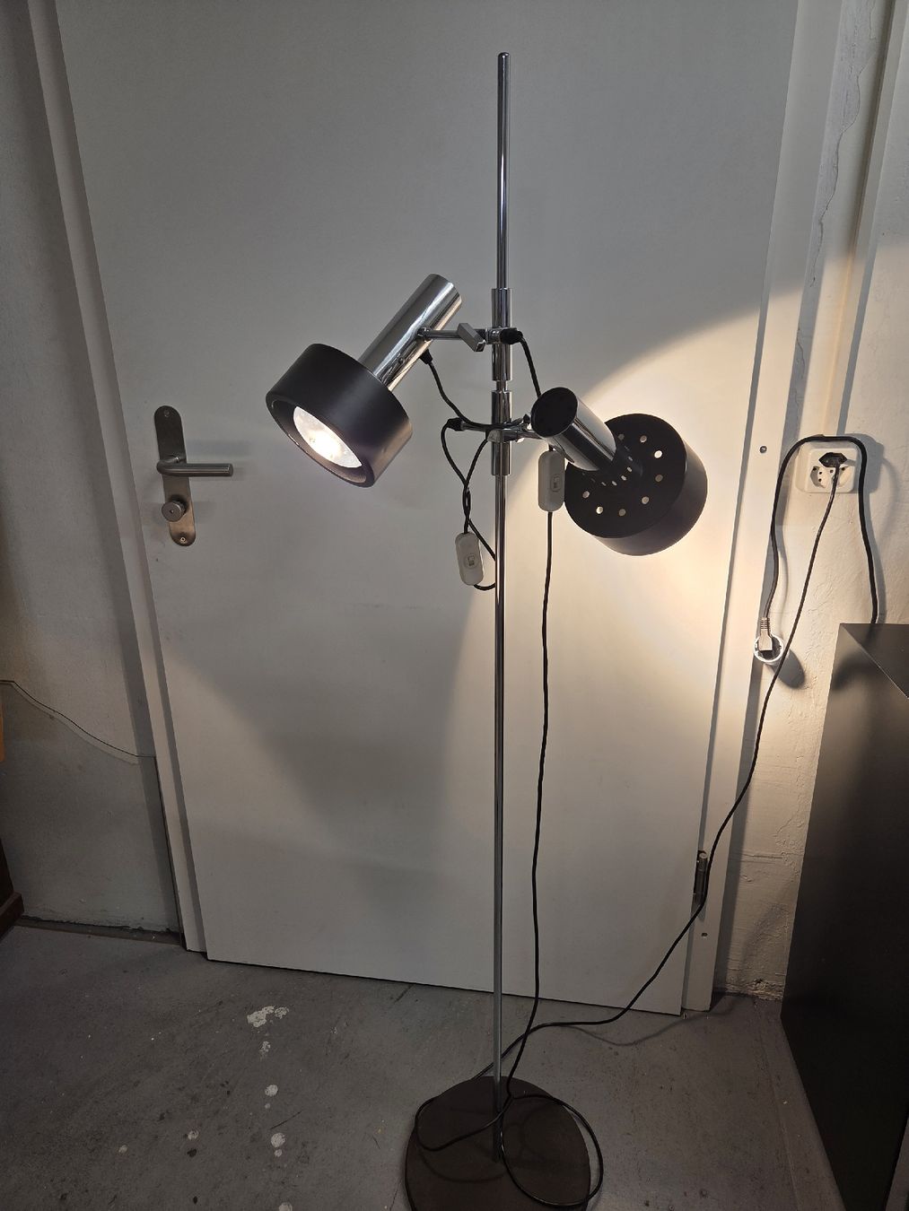 Lampade: Vintage Stehlampe Chrom Schwarz – Usato da Dietikon venduto da Allegra34 1