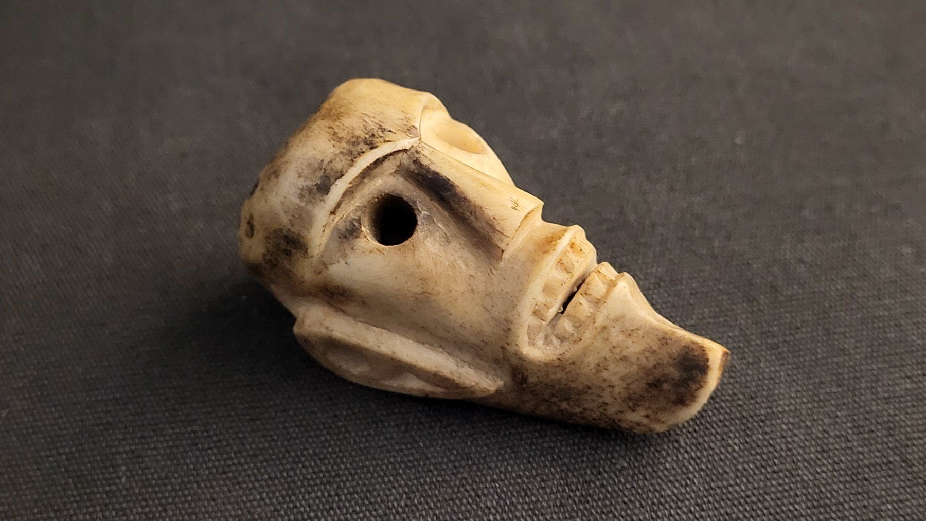 Figurines: Antike geschnitzte Knochenmaske – D'occasion à Basel par spinne02 2