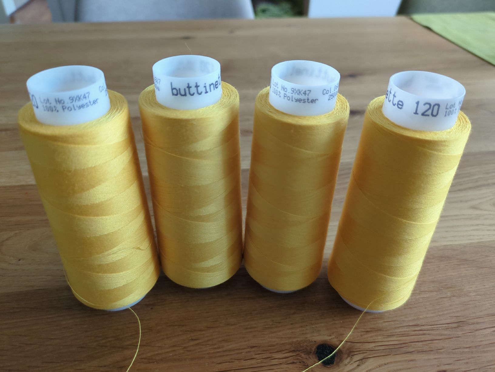 Cordicelle & Fili: 4 Konen gelbes Nähgarn, Polyester – Usato da Luzern venduto da reg_dq65