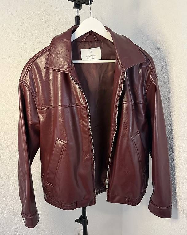 Vestes: Bordeauxfarbene Kunstlederjacke – Neuf avec emballage d'origine à Rorschach par Tara234 1