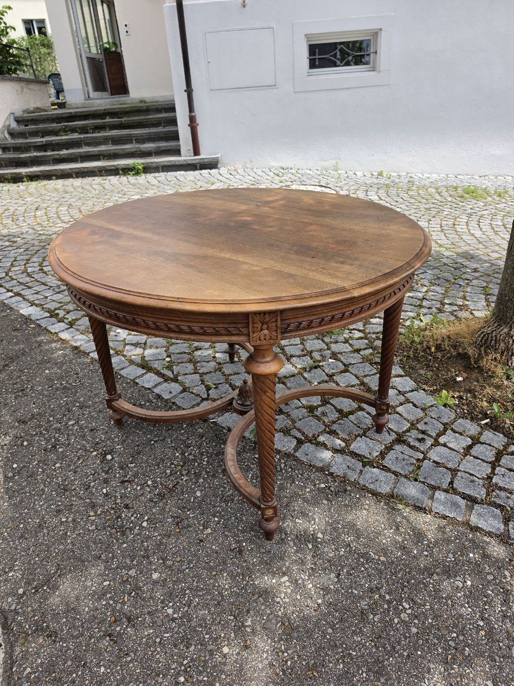 Tavoli: Antiker Nussbaum Rundtisch mit Schnitzereien,  – Usato da Mettlen venduto da elios0888