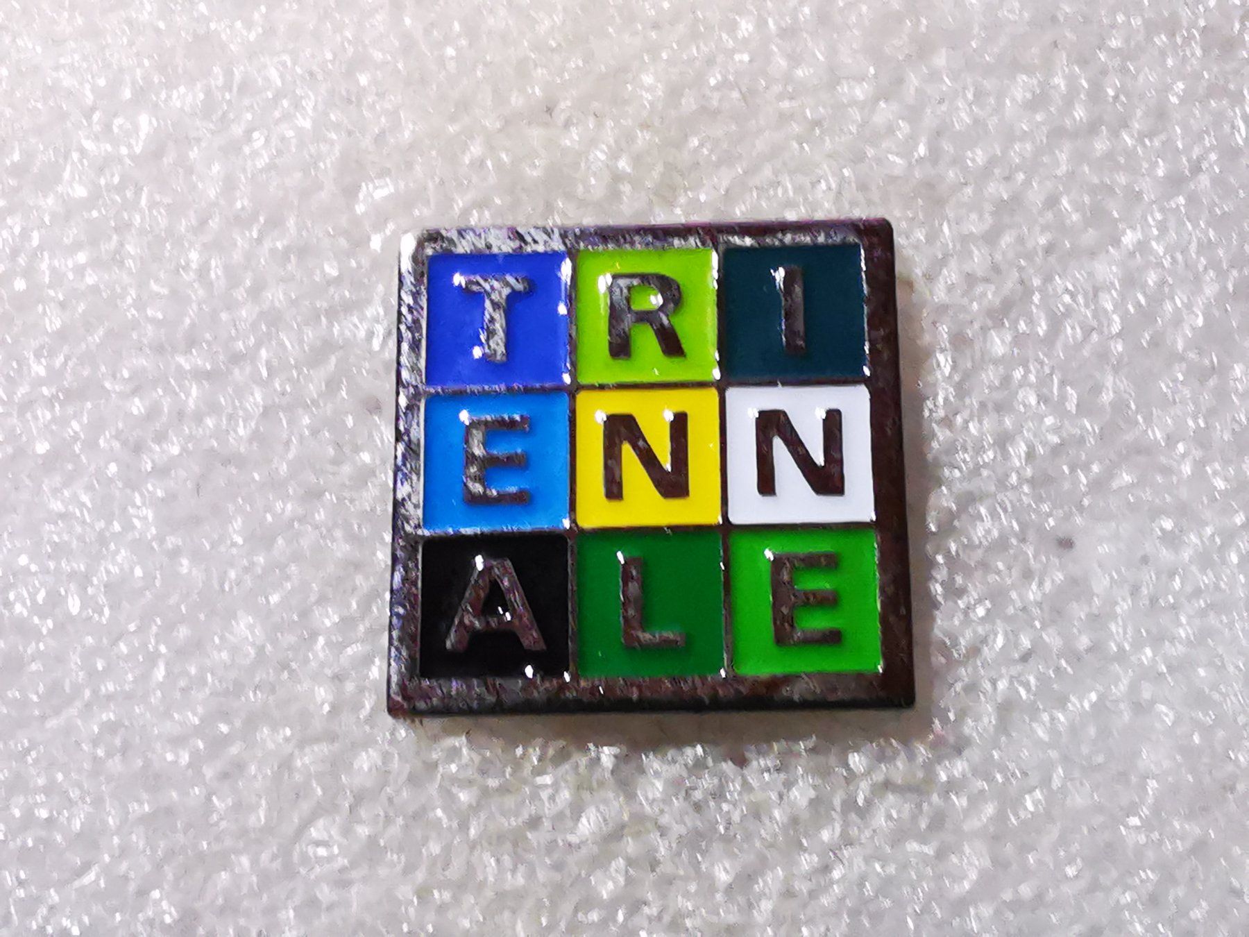 Plaketten & Abzeichen: Ansteckpin 55: Triennale – Gebraucht aus Oppligen von Pin-Fall-Shop