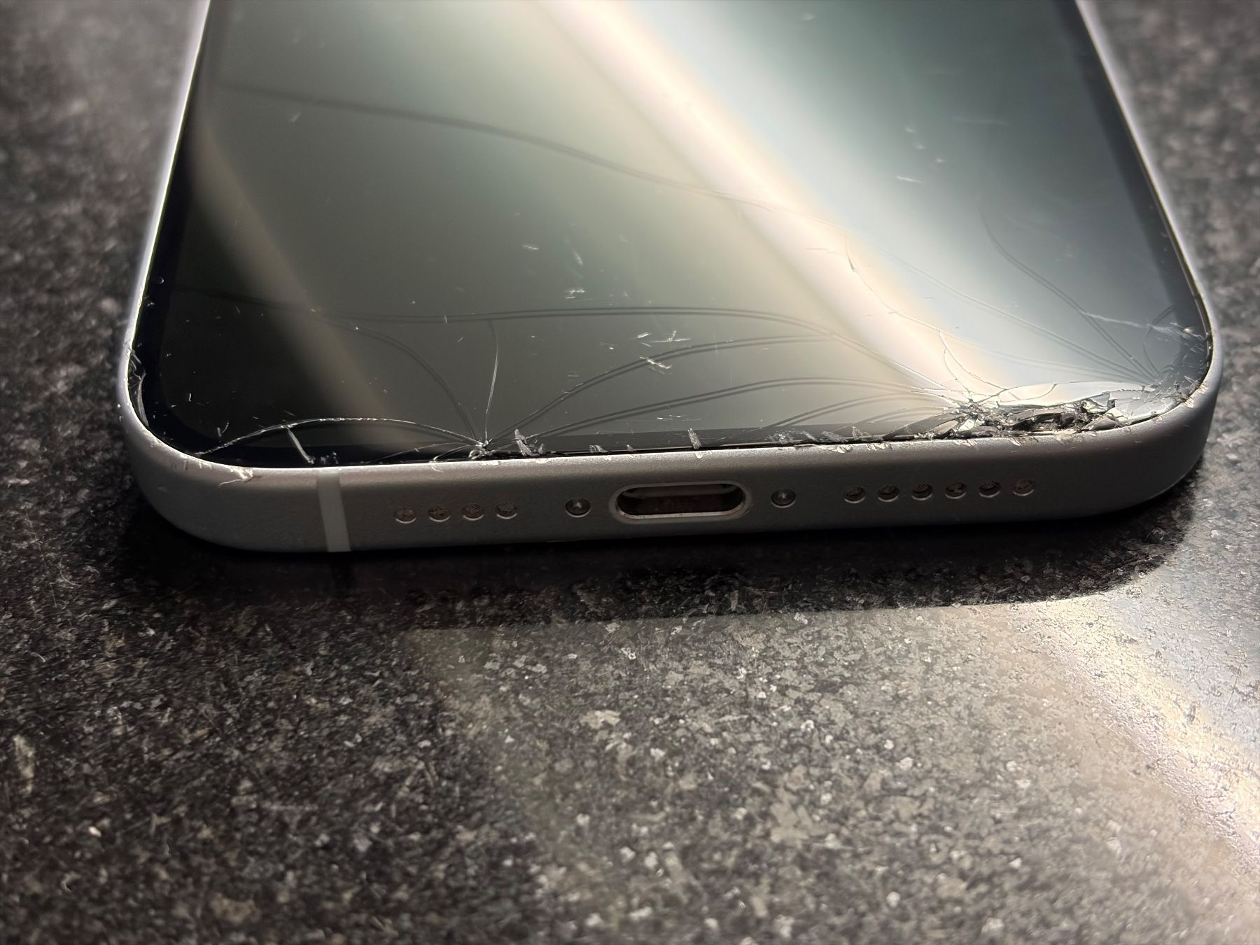 Apple Telefoni cellulari / Smartphones: iPhone 15 Plus, Bildschirm beschädigt, funktioniert einwandf – Usato da Zollikon venduto da Ostendo 3