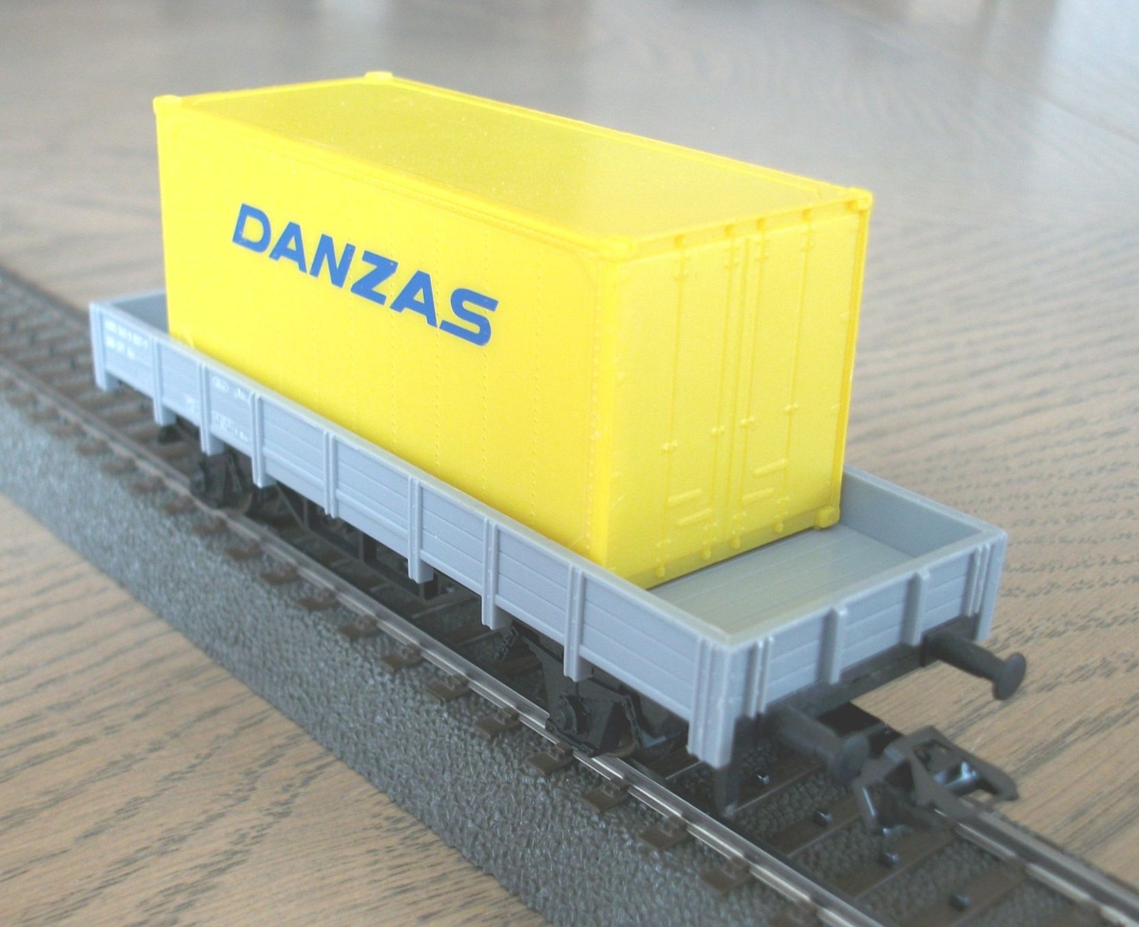 Märklin Modellini di ferrovie: grauer SBB-Niederbordwagen mit Container "DANZAS" beladen – Nuovo (secondo la descrizione) da St. Moritz venduto da Manu7500 2