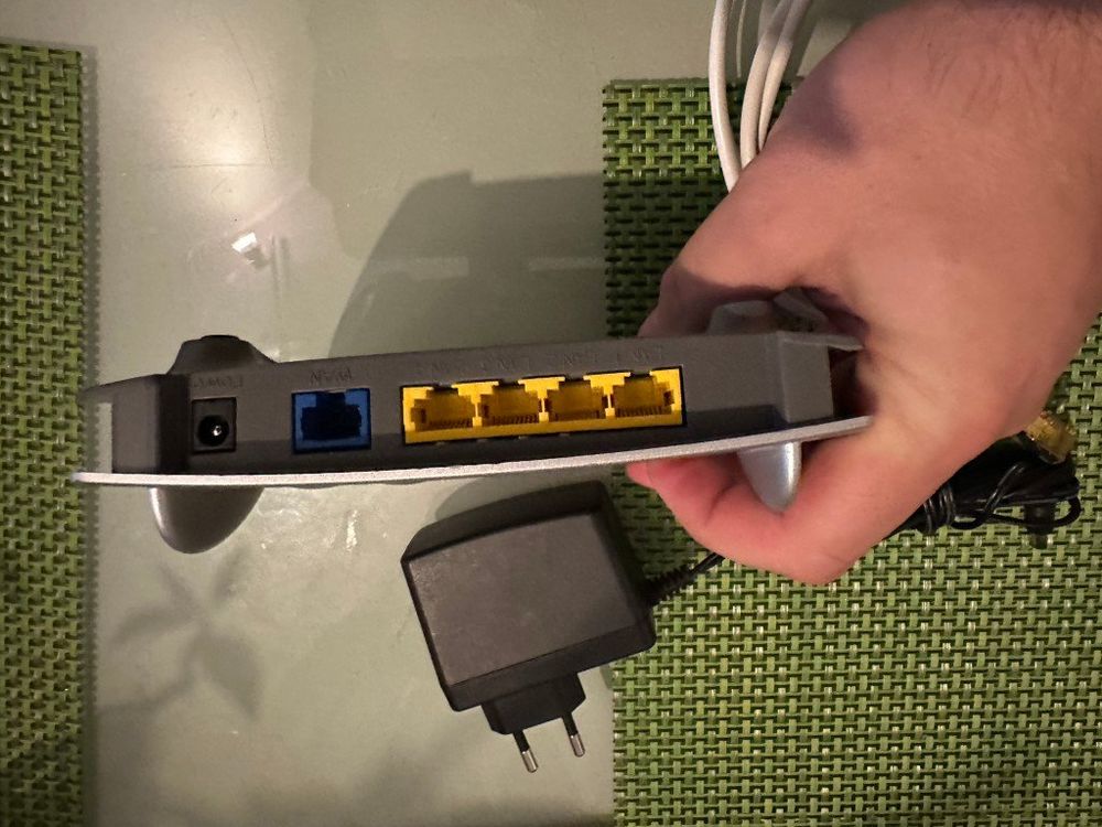 AVM Fritz!Box 4020 Router mit WLAN und Switch (Gebraucht) in Brunnen ...