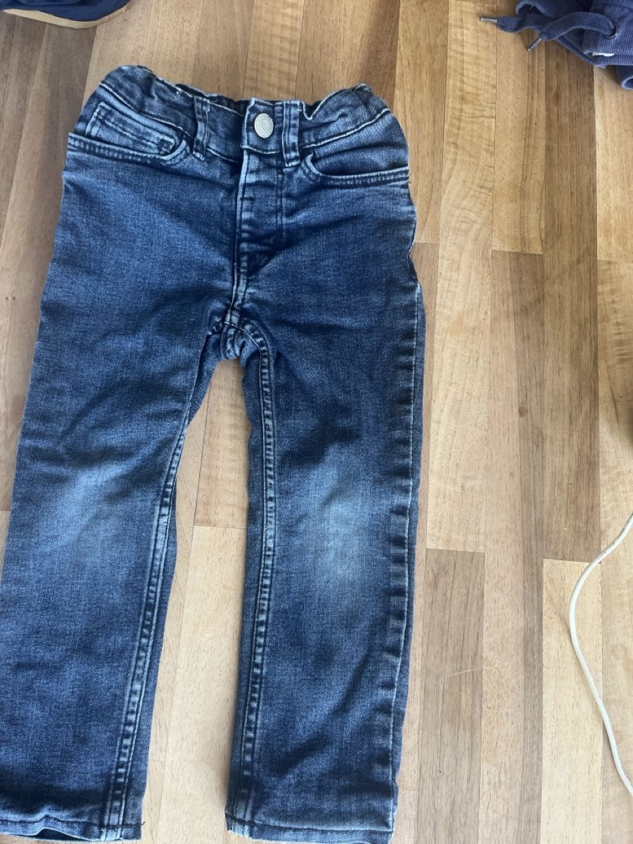 H&M Pantalons: Kinder Jeans dunkelblau Grösse 98 – D'occasion à Basel par HugChristine