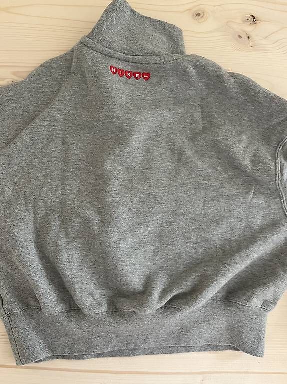 Nike Pulls & Sweat-shirts: Crop Pullover Nike – D'occasion à Sarnen par liv_bxz2