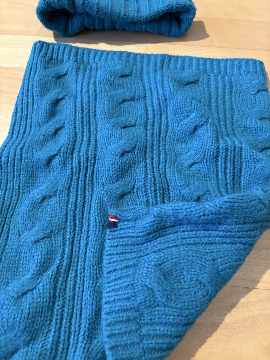 Tommy Hilfiger Copricapi, berretti & cappellini: Tommy Hilfiger hat and scarf – Usato da Rolle venduto da gos_2xy5 1