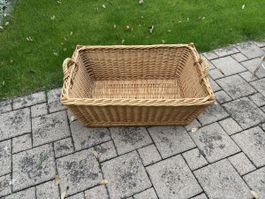 Grosser Korb aus Weidengeflecht mit zwei Griffen gebraucht
