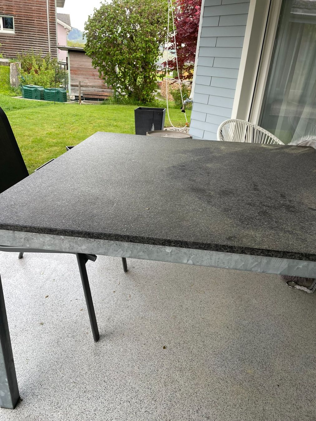 Tavoli: 2 Stück Gartentische Granit 130 x 130cm – Usato da Niederteufen venduto da rabaumann 2