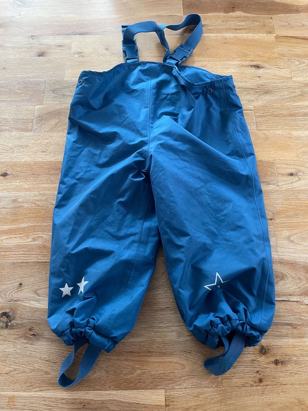 Pantaloni: Regenhosen, Blau mit Sternen – Usato da Niederurnen venduto da Carbon21