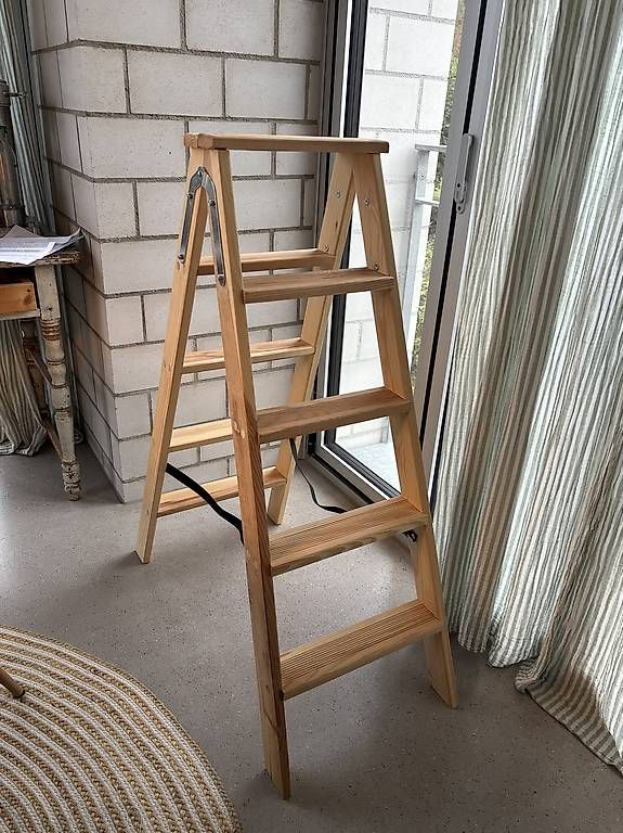 Scale: Schöne klappbare Holz-Trittleiter – Nuovo e nell'imballaggio originale da Frauenfeld venduto da clo_tbt6
