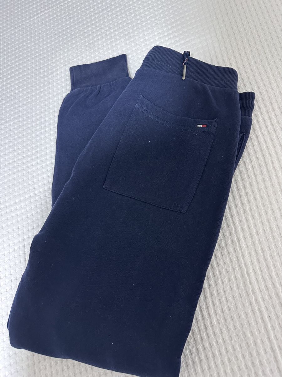 Tommy Hilfiger Pantaloni: Tommy Jeans Jogginghose dunkelblau Grösse M – Nuovo (secondo la descrizione) da Oberurnen venduto da nes_8xqt 4