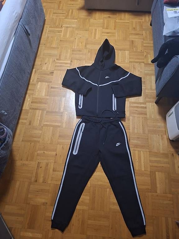 Completi: Nike Tech Fleece Traingsanzug – Usato da Wetzikon ZH venduto da cet_6fbf