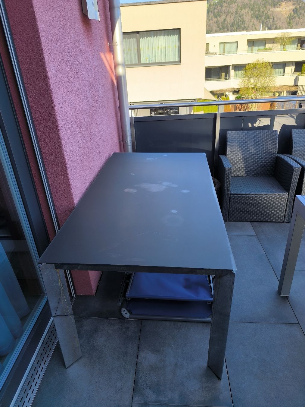 Tables: Gartentisch mit Anthrazitglassplatte – D'occasion à Bütschwil par Schnueffy84 1