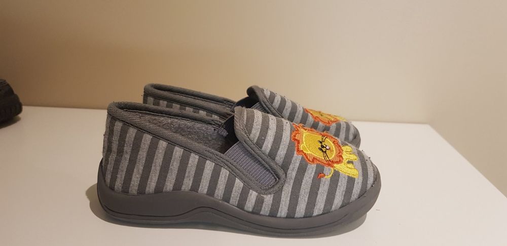 Chaussures garçon: Hausschuhe grau gestreift, Gr. 26 – D'occasion à Dietikon par grafad 1
