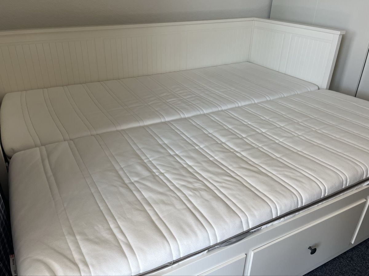 Letti: HEMNES Bett IKEA mit Matratzen – Usato da Oberdiessbach venduto da eliisanicolee 1