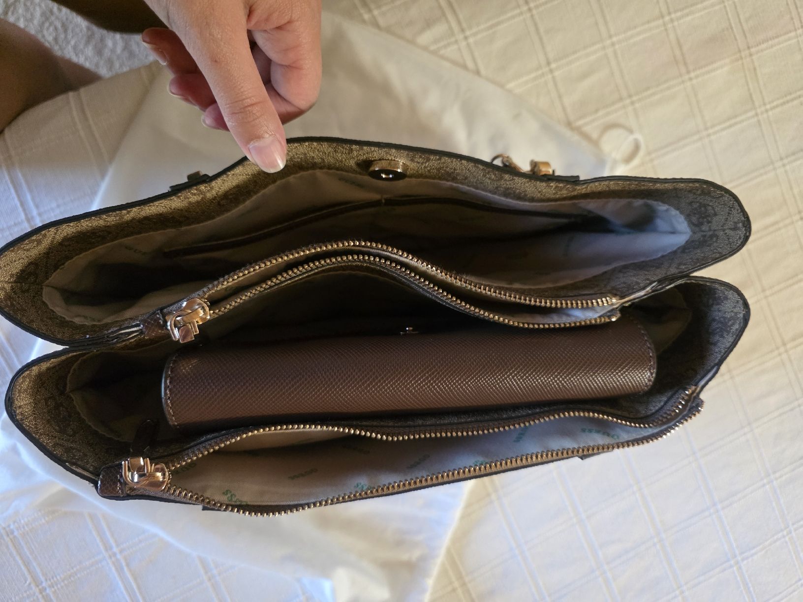 Guess Borse da donna: Sac cabas Guess avec pochette monogramme  – Usato da Collonges venduto da 2D_Collector 3