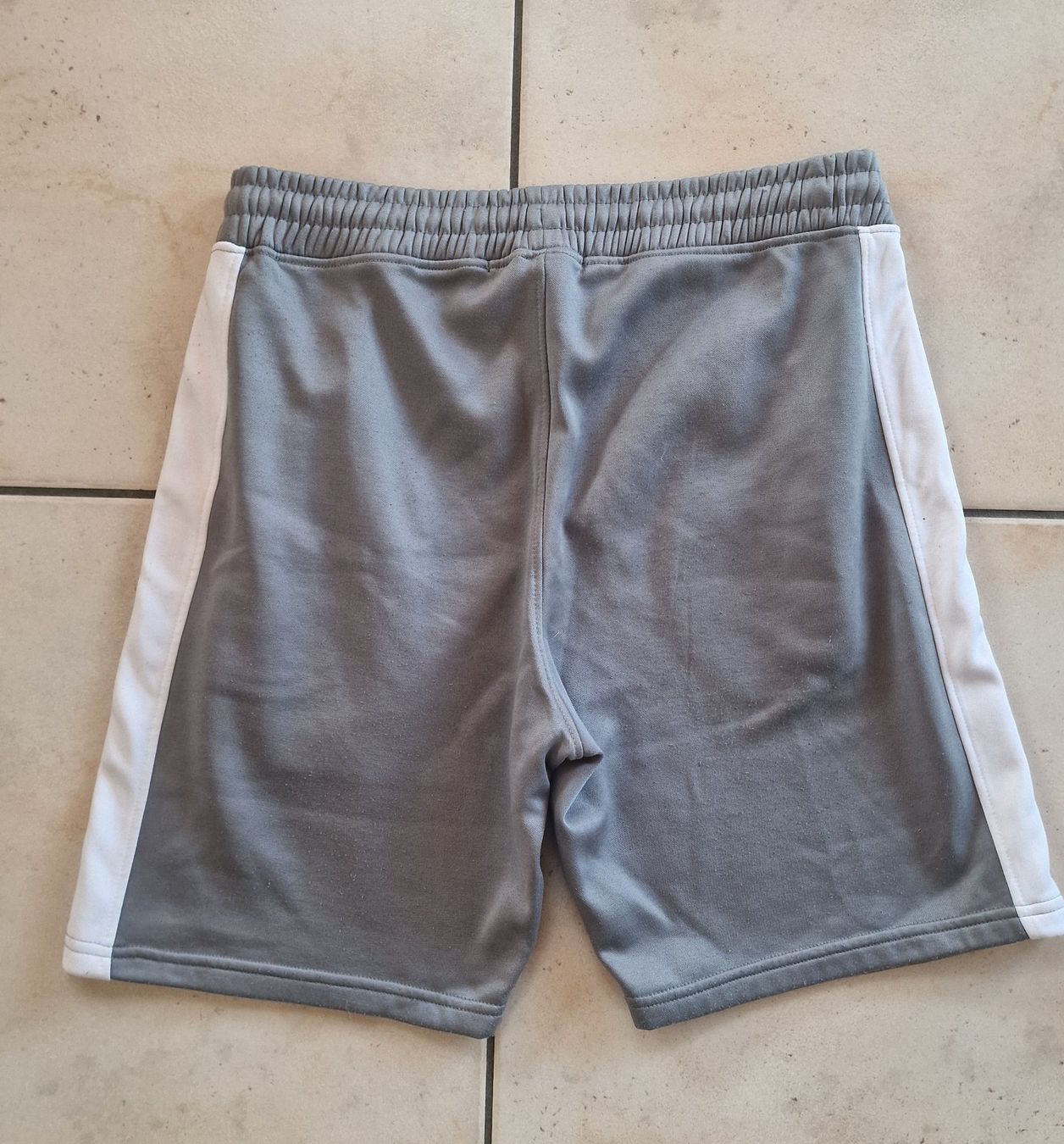 Pantaloni: Coole, graue Mennace Shorts, Grösse M – Usato da Falera venduto da Fudax 1