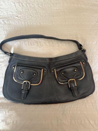 Sac à main Burberry en cuir noir, Élégant et impeccable