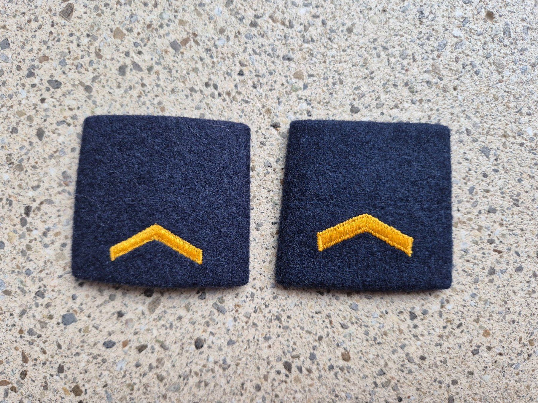 Schweizer Armee Placchette & Badge: * Gradabzeichen Patten Set Korporal Luftwaffe * – Nuovo e nell'imballaggio originale da Riedholz venduto da fr_sIruP
