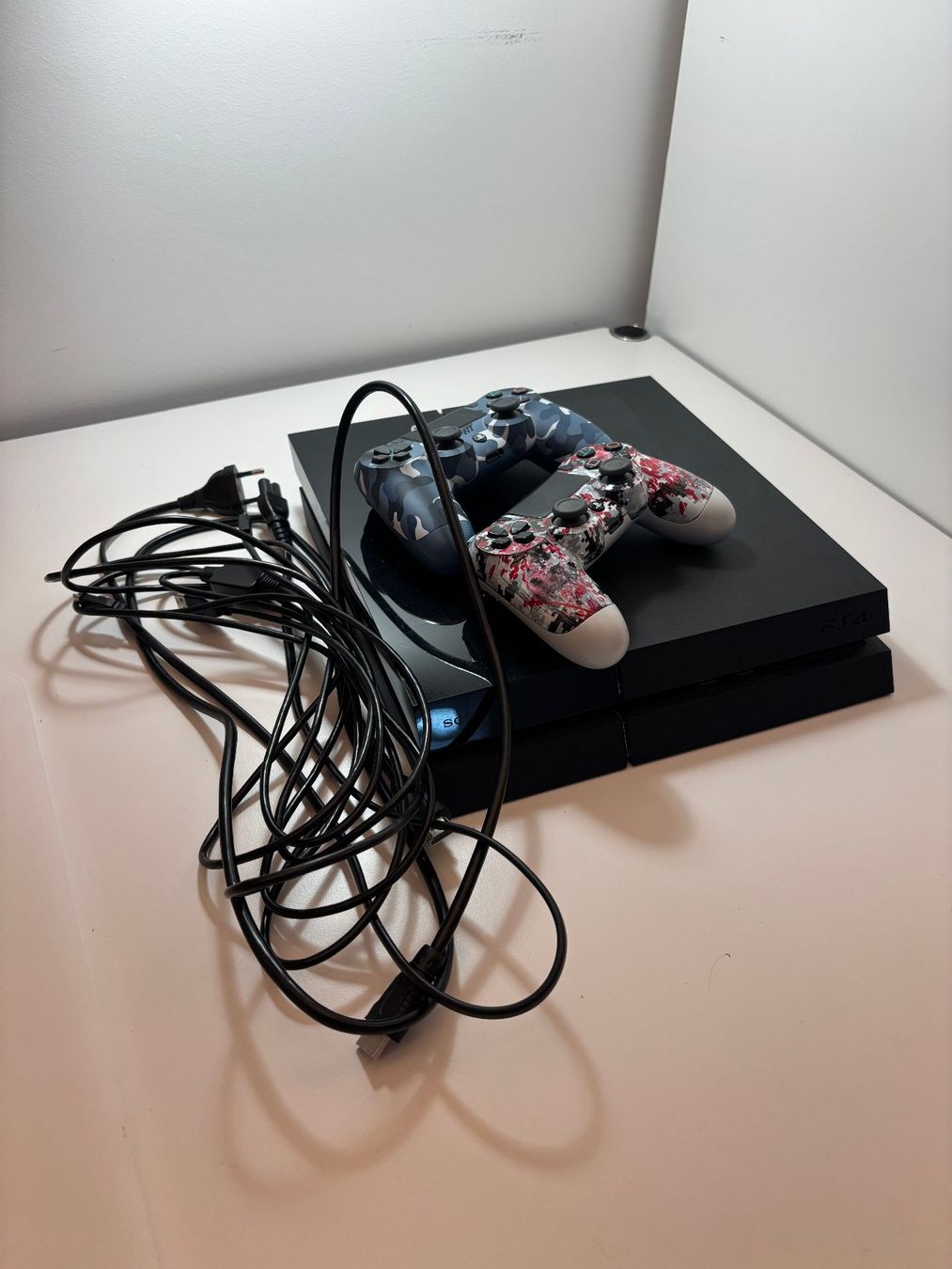 Sony Console: Sony PlayStation 4 mit 2 Controllern gebraucht – Usato da St. Gallen venduto da adr_qtz2