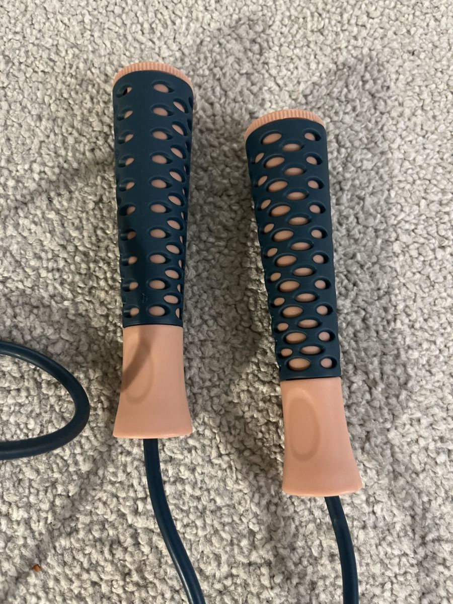 Cordes à sauter: Springseil mit ergonomischen Griffen – D'occasion à Zürich par ole_8rwr 1
