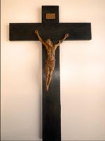 Jesus am Kreuz geschnitzt