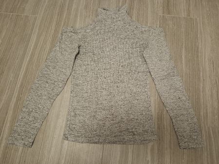pull gris clair col roulé épaules nues taille XS