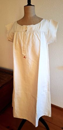 ANTIKES LEINENHEMD MIT BORDÜRE, UM 1900