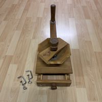 Getreidemühle Kornkraft Toscana Holz mit zwei Schraubzwingen