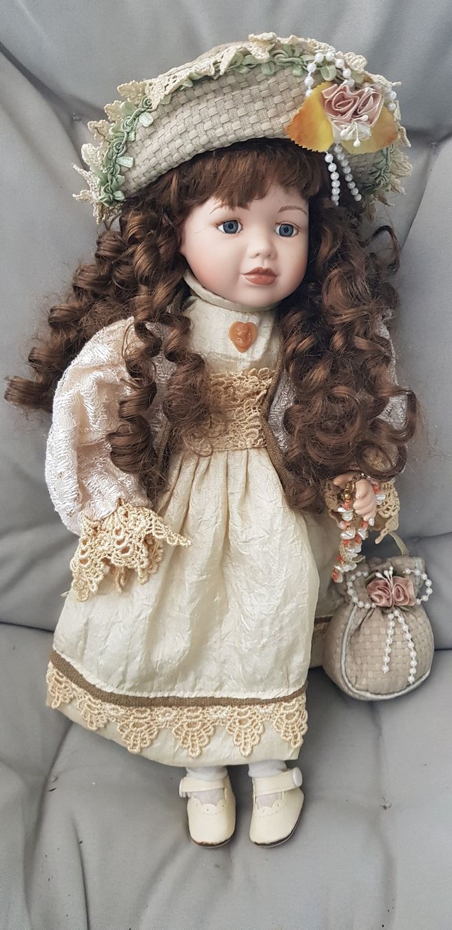 Bambole: Porcelan Puppe – Nuovo e nell'imballaggio originale da Magden venduto da Pierre26 1