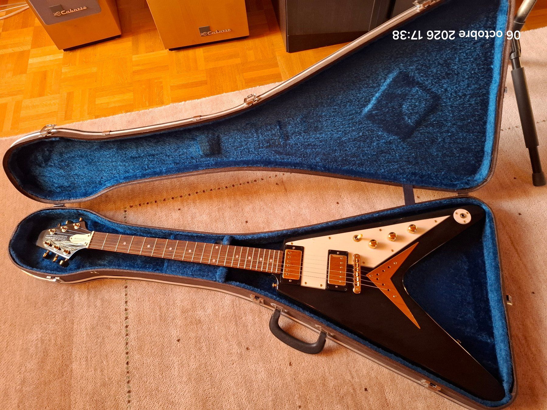 Strumenti musicali: Brian by Bacchus Flying V Black / Gold + coffre + câble – Usato da Yverdon-les-Bains venduto da Dan00 7