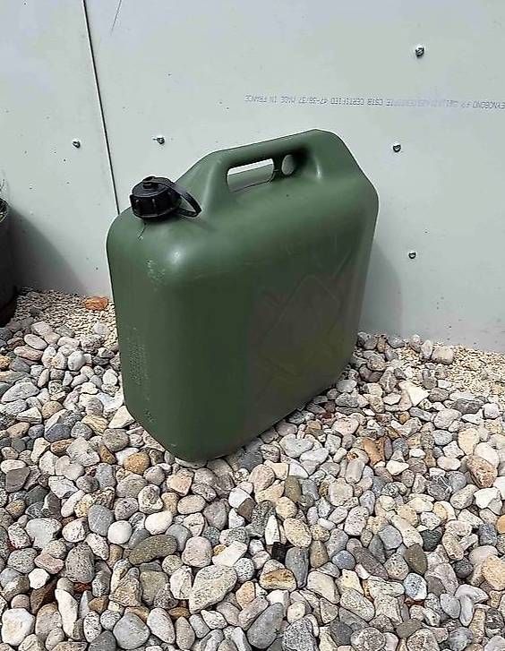 Benzinkanister: Bidon d'essence Jerry Can 20 litres – Gebraucht aus La Chaux-de-Fonds von dav_9c82 1