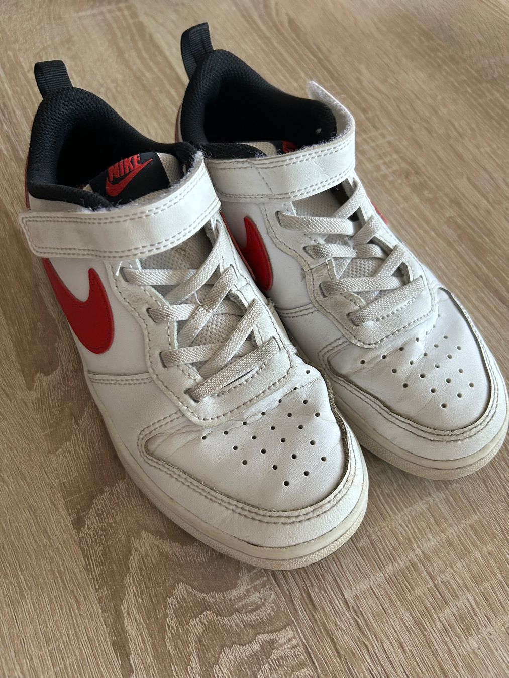 Nike Chaussures garçon: Turnschuhe Nike, gr. 33.5 – D'occasion à Romont FR par perrno