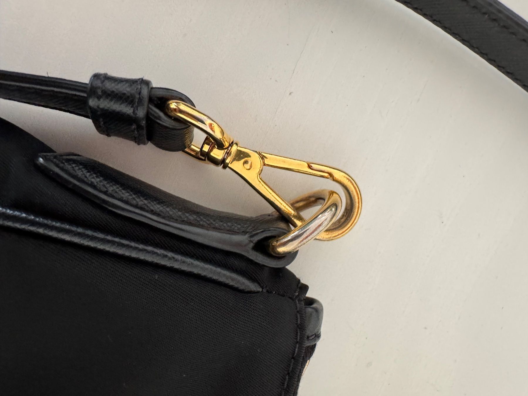 Borse da donna: Prada Crossbody Bag Bandoliera schwarz gold – Usato da Oberglatt ZH venduto da jul_nhy7 8